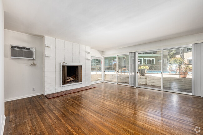 2BR, 2BA - 950SF - Living Room - Holiday Manor