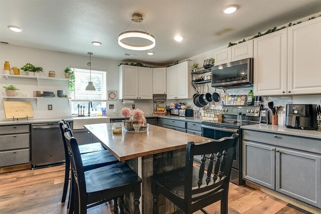 Extra large eat-in kitchen with an island - 2691 Blue Mound Rd W