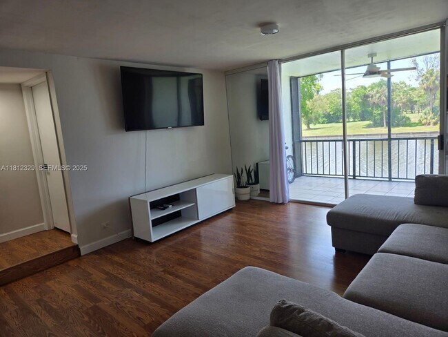 Building Photo - 3750 Inverrary Dr Unit 2B