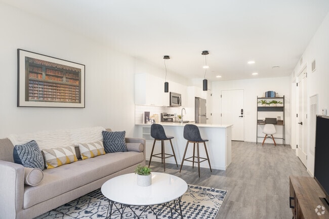 1BR, 1BA 749SF