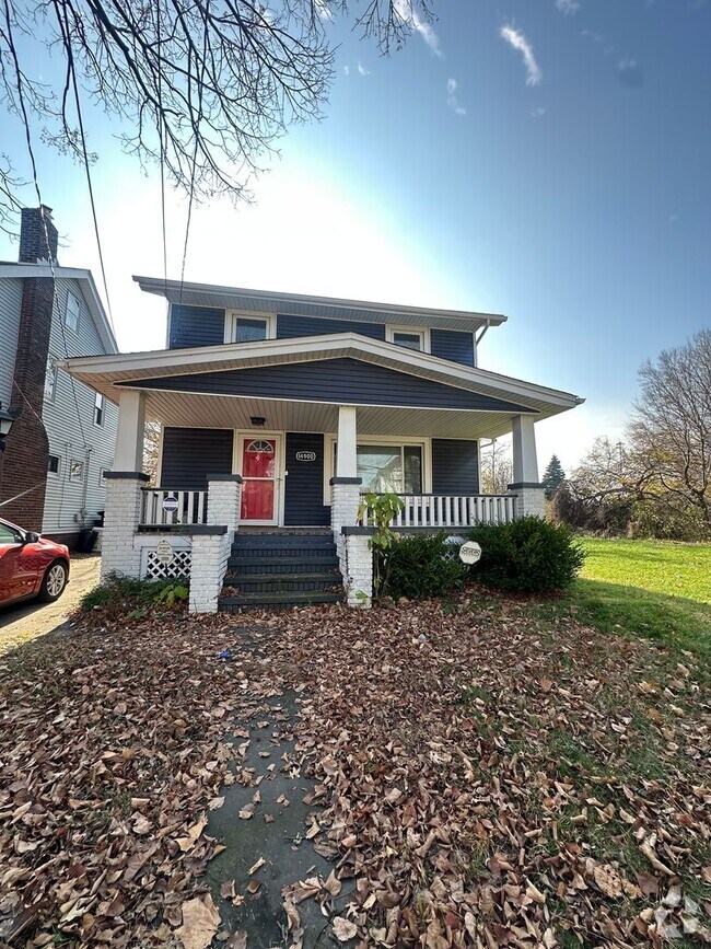 Building Photo - Charming Colonial House with spacious rooms