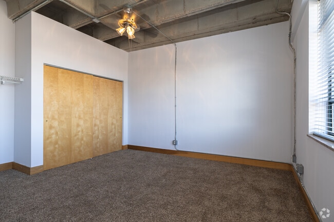 2HAB, 1BA - - The Crown Downtown