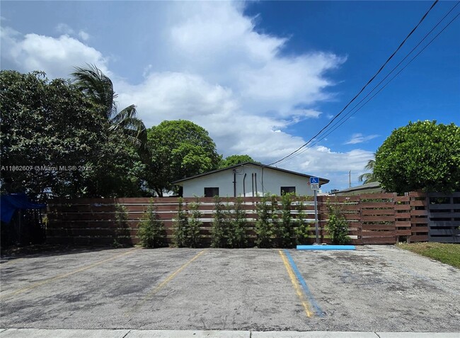 Building Photo - 4151 SW 19th St Unit 2