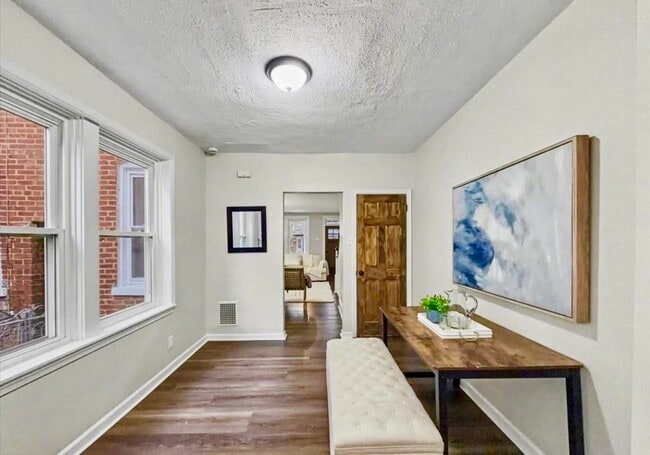 Photo - 596 N Plum St