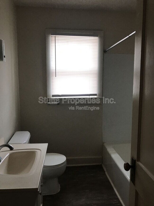 Photo - 903 E 8th St