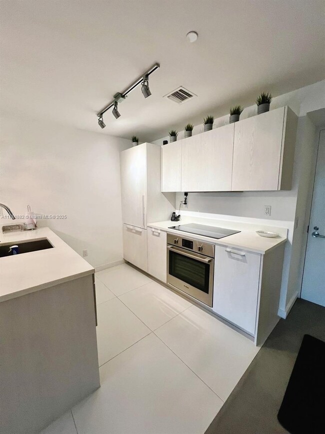 Building Photo - 501 NE 31st St Unit 602 Rental