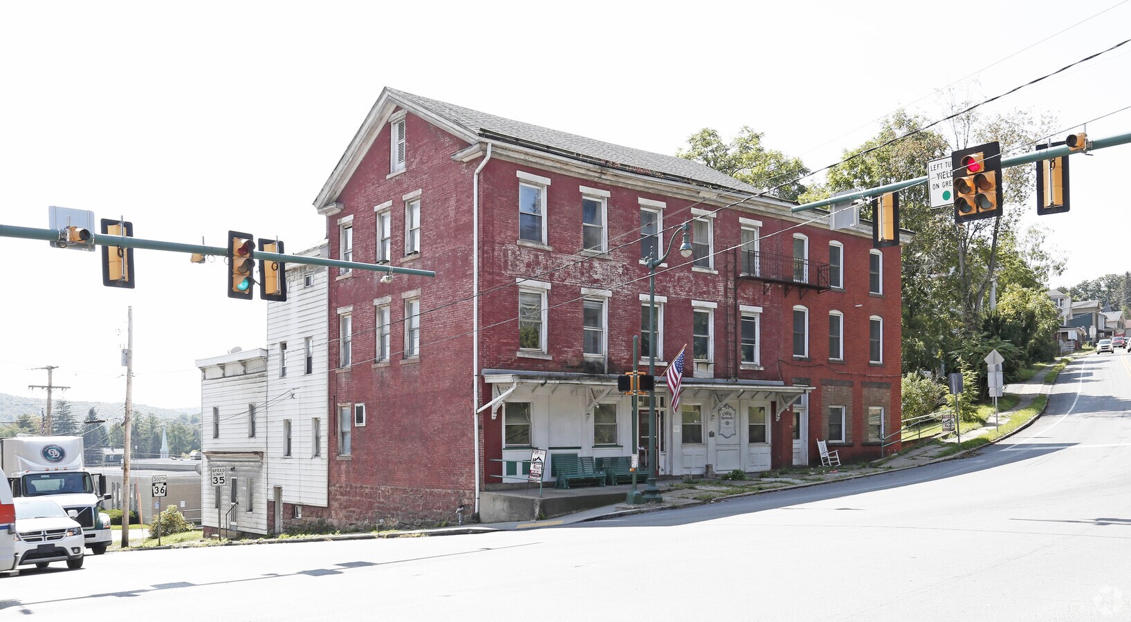 Photo - 403-407 Main St Apartments