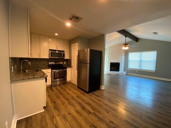 3411 Lynridge Dr