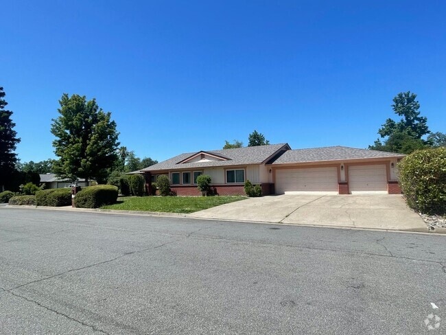 Building Photo - SPACIOUS 3 BED 2 BATH WITH A FAMILY ROOM A... Rental