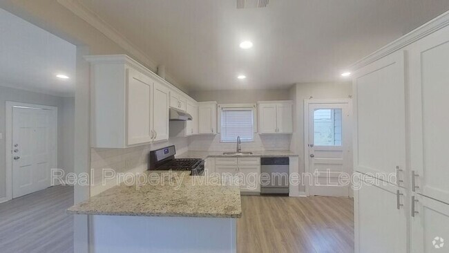 Building Photo - 2422 Roanoke Ave Rental