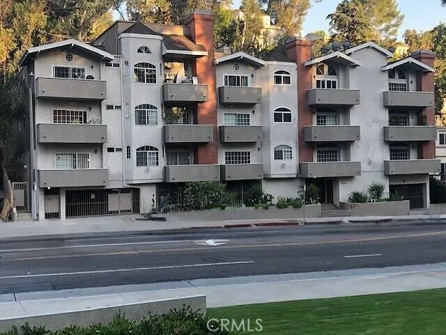 3284 Barham Blvd Unidad 304