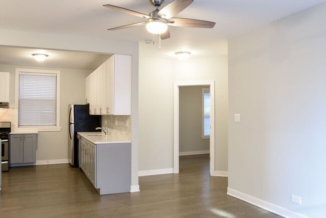 Building Photo - 5061 N Damen Ave Unit 1E