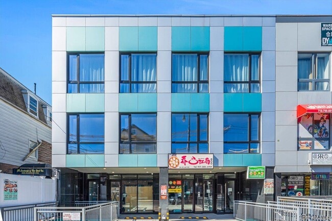 Building Photo - 20-22-22 College Point Blvd Unit 3B