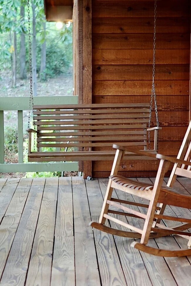 Photo - 550 N College St