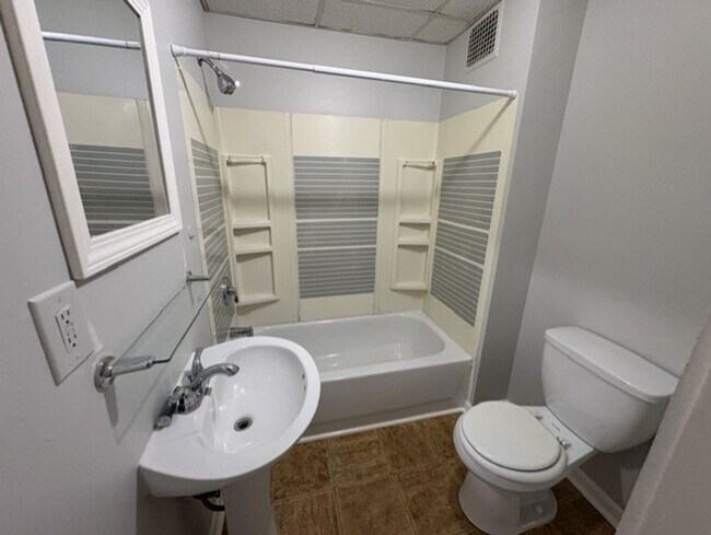 Photo - North of Downtown Akron: Updated 1BR with Tall Ceilings & Natural Light Unidad 201