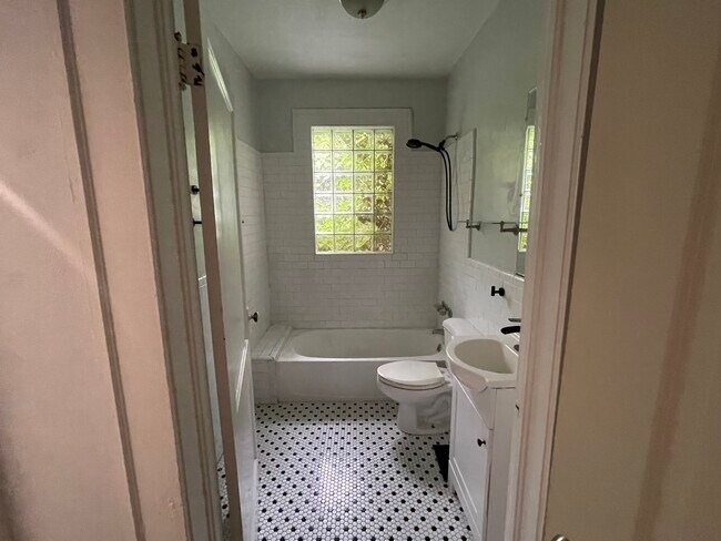 Photo - 644 Moreland Ave SE