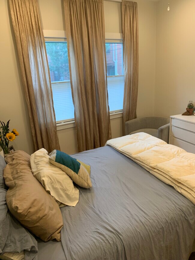 Dormitorio trasero con vistas al jardín maduro. - 53 Broadway Unidad 1