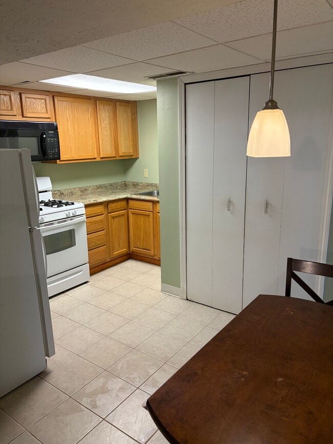 Kitchen - 2471 E Turkeyfoot Lake Rd Unidad B