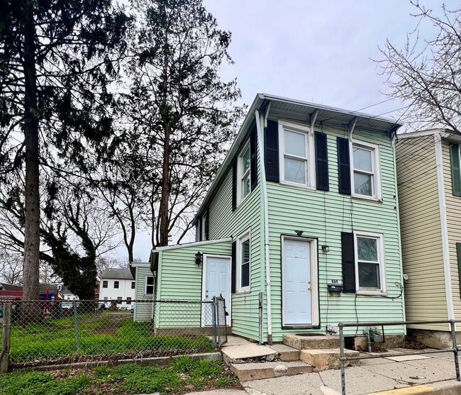 Building Photo - 3 Bedroom 2 Bath City Home Available