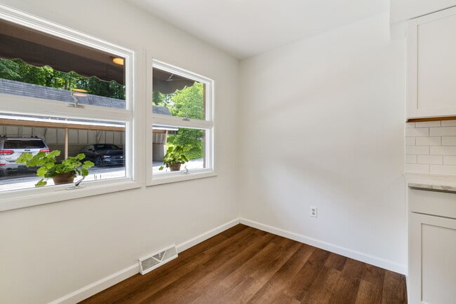 Photo - 215 Oakview Dr