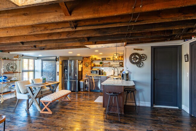 Photo - 104 W Main St Unidad 304