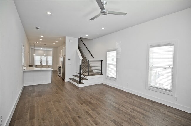 Photo - 444 SW B St