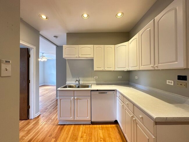 Building Photo - 4224 N Paulina St Unit A08C Rental