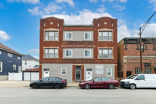 Building Photo - 4413 W Montrose Ave Unit 3