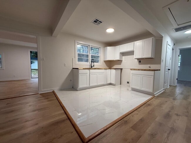 Photo - 308 Nottingham Rd