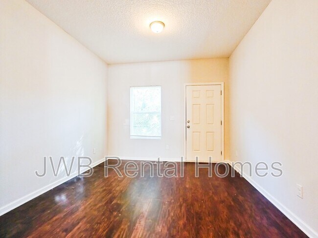 Photo - 691 Herman St