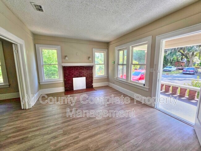 Photo - 213 W 24th St