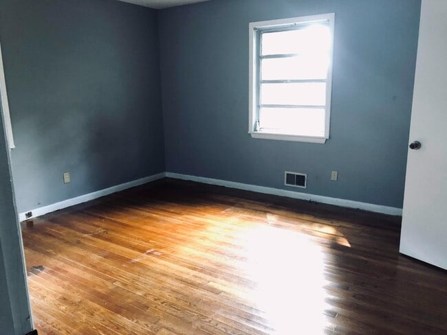 Photo - 1528 5 Mile Rd