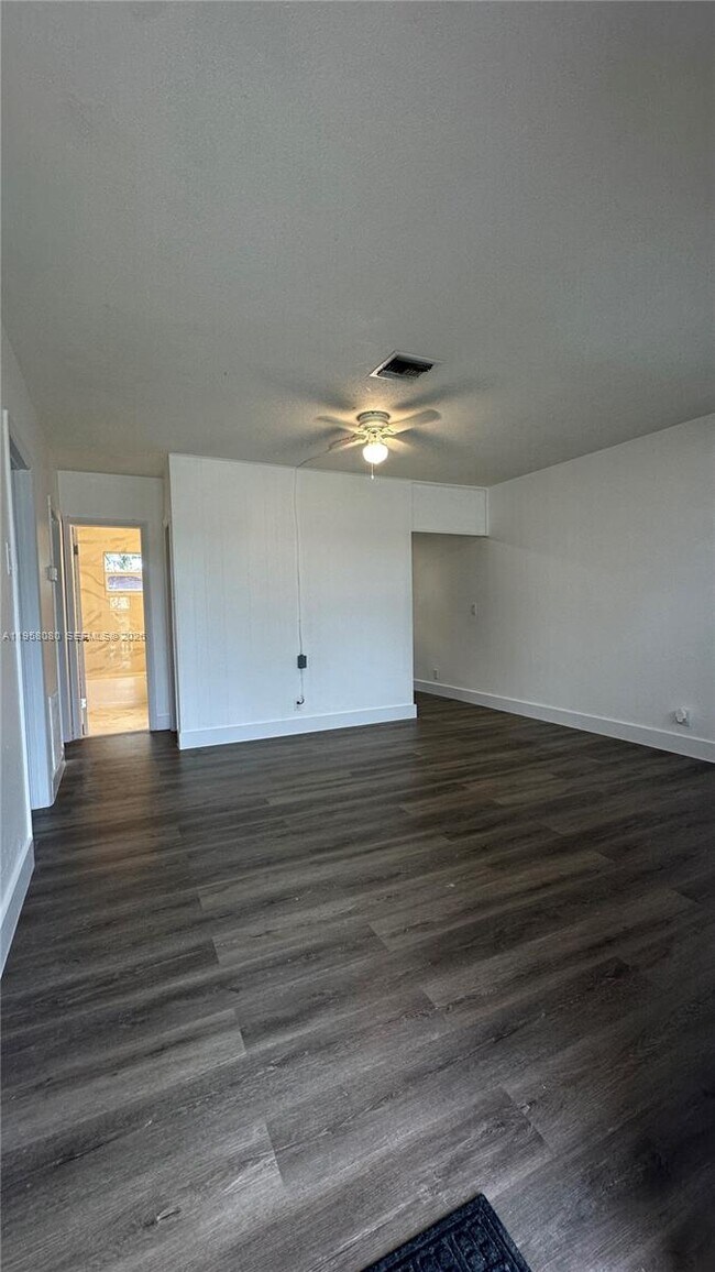 Building Photo - 4011 NE 8th Ave Unit B