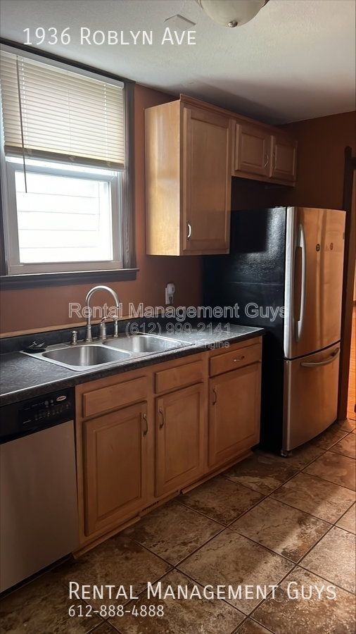 Photo - 1936 Roblyn Ave