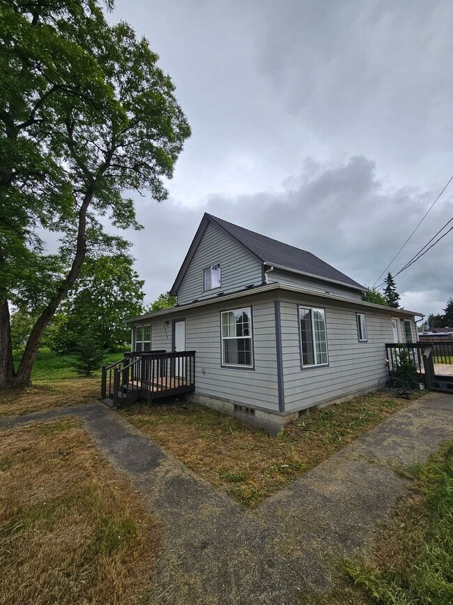 Photo - Serene 4 bedroom farmhouse in a quiet country neighborhood completely renovated