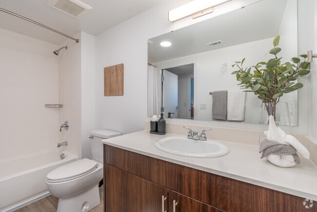 2BR, 2BA - 851SF- Primary Bathroom - Resia Rayzor Ranch