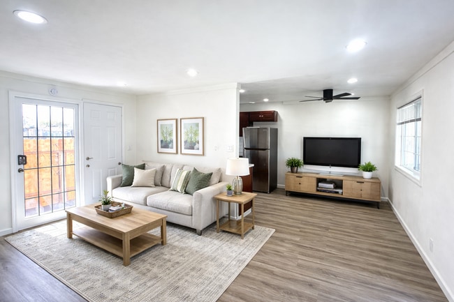 Building Photo - Ready For Move in~ 2BEDS/1BATH HOUSE FOR RENT W/Laundry Hook-Ups!