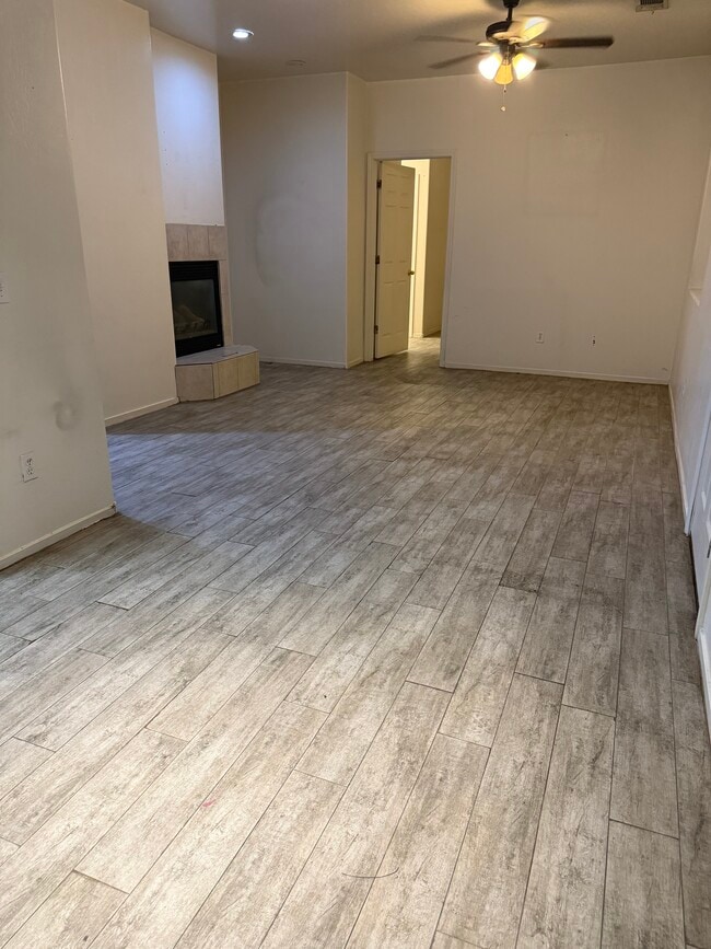 Photo - 602 Yellow Meadow Ct Unidad B