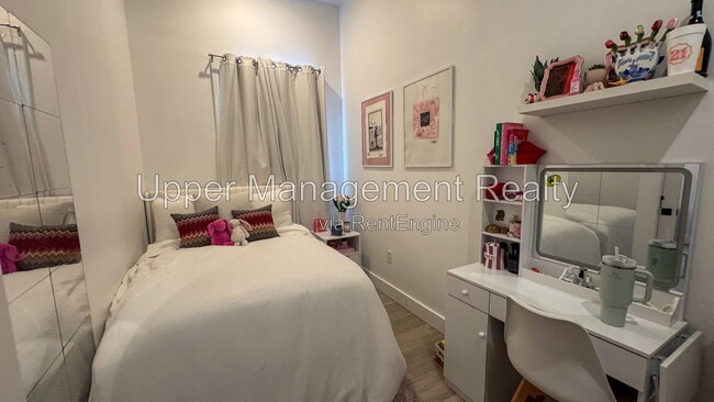 Photo - 7214 Oak St