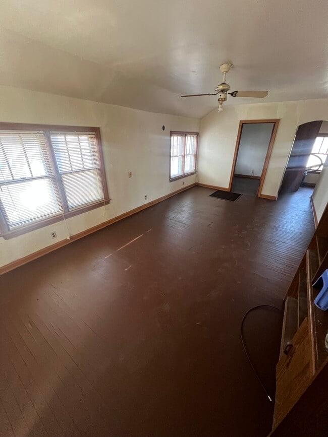 Building Photo - 406 1/2 E 1st St