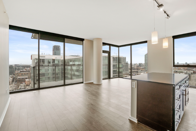 Building Photo - 107 N Desplaines St Rental