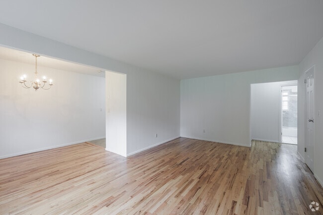 Living Rm/Dining Rm - 3.5 Rm, 1Bd, 1Ba, 1st Floor - Westcourt Apts.