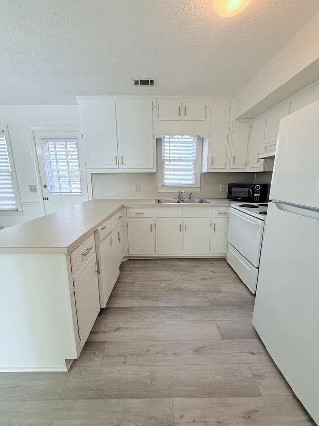 Photo - Gorgeous townhouse in great Gainesville location!