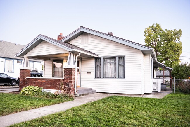 Large 2 Bed 2 Bath Home w/ Detached Garage... - Large 2 Bed 2 Bath Home w/ Detached Garage...