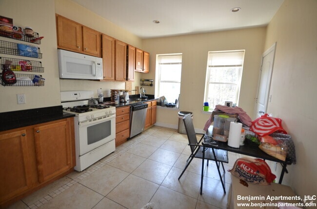 Building Photo - 193 Boylston St Unit 2 Rental