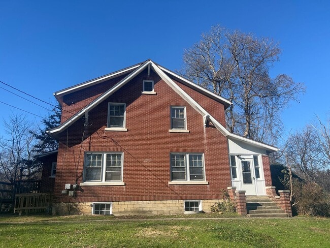 Photo - 3 bedroom home with LARGE Yard space - Available 8/05/2026