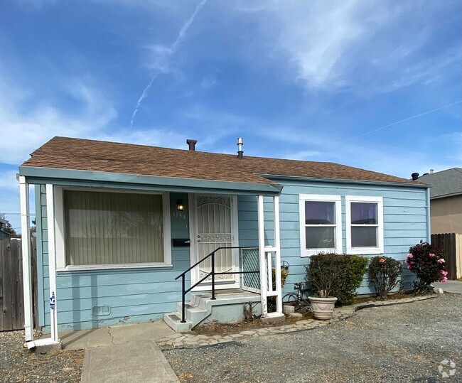 Building Photo - Coming SOON - Cute 3 Bed/ 1.5 Bath w/ Bonu... Rental