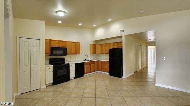 2118 Snead Dr