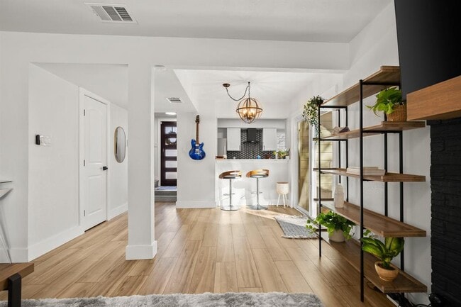 Photo - 7001 Woodhue Dr
