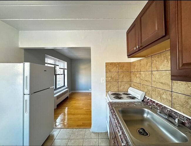 Photo - 1360 W Touhy Ave